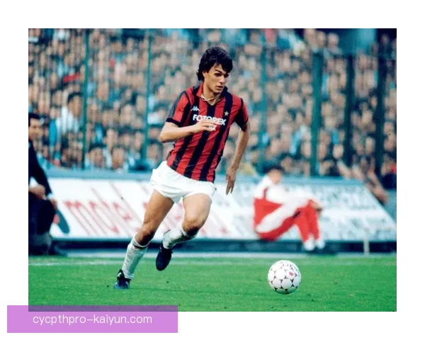 马尔蒂尼防守艺术解析：传奇后卫的站位与预判之道