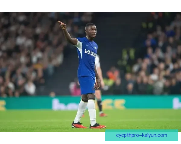 凯塞多与队友默契配合，中场联动表现稳健